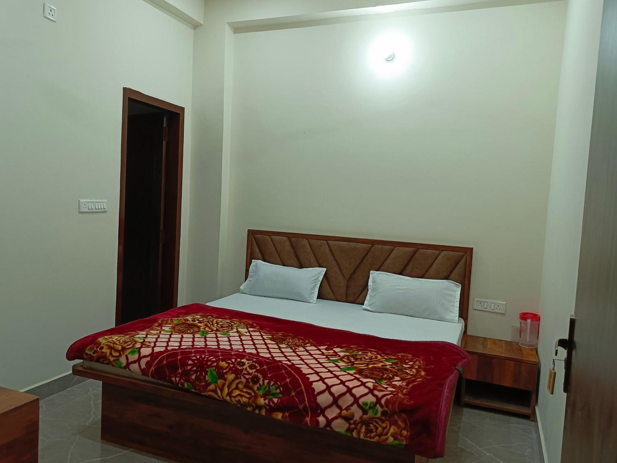 Shri Girraj Residency Hotel Mathura Eksteriør billede