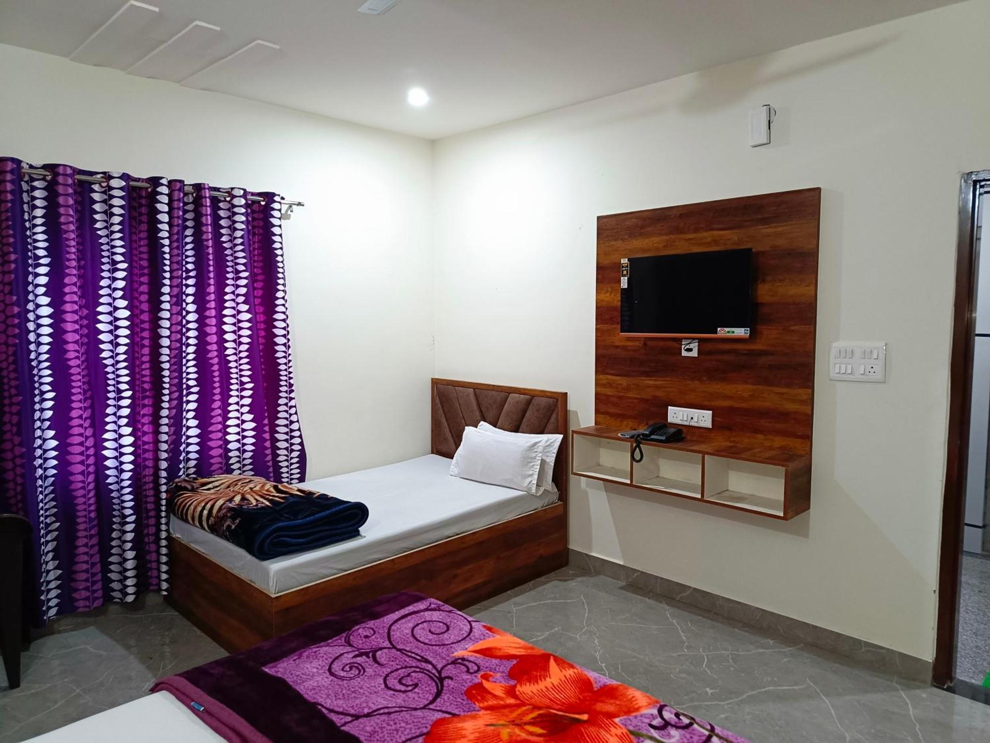Shri Girraj Residency Hotel Mathura Eksteriør billede