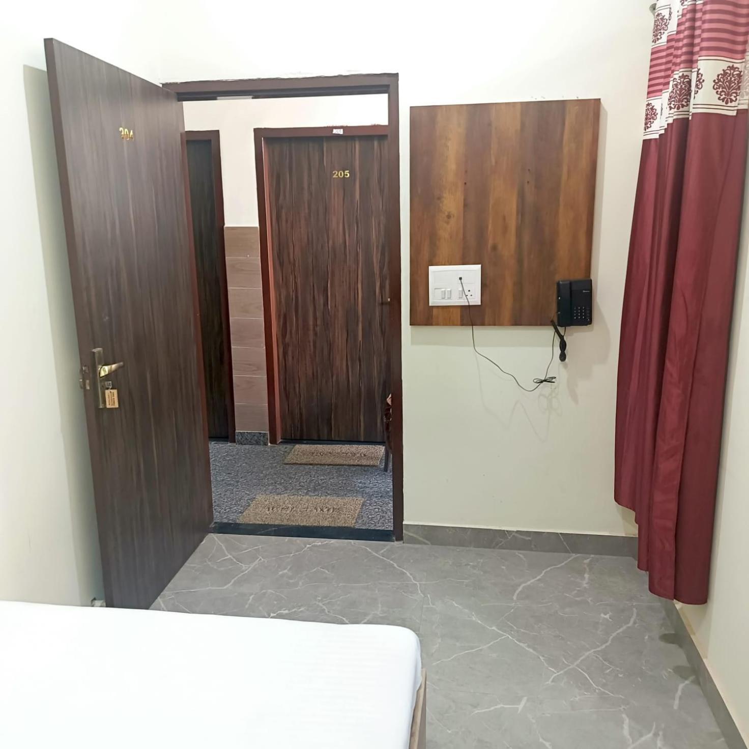 Shri Girraj Residency Hotel Mathura Eksteriør billede